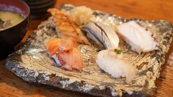 けんさむさんのインスタグラム写真 - (けんさむInstagram)「けんさむ🐶です🍣 【絶賛します👏】熊本不知火町の海沿いにある『錦寿司』が凄〜い🧜🏼‍♂️ #本物の寿司 が安く食べれます💸🐟🐠🐡 📍#錦寿司 #不知火町 . 詳しくはプロフィールURLからブログみてはいよ🙋‍♂️🍣 . いいね👍フォロー👯‍♂️Thankyou😇✨ 皆さんの熊本のお気に入りを教えてください🌿 コメント📝メッセージ💭待ってます🐶🎶 . #けんさむの熊本紹介 #熊本 #熊本グルメ #くまモン #けんさむ #熊本観光 #熊本県 #kumamoto #熊本lunch #熊本ランチ #熊本寿司 #回らない寿司 #地魚 #熊本の地魚 #松合漁港 #松錦館 #まっちゃにぎり #うまい」2月1日 9時26分 - kensome_kumamoto