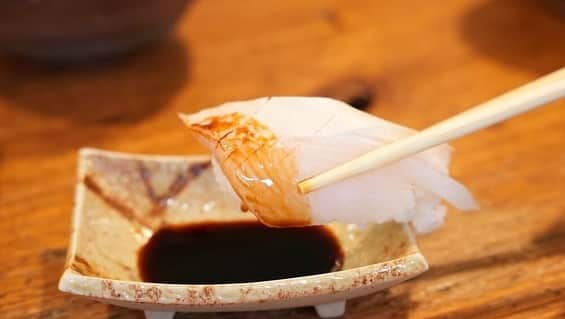 けんさむさんのインスタグラム写真 - (けんさむInstagram)「けんさむ🐶です🍣 【絶賛します👏】熊本不知火町の海沿いにある『錦寿司』が凄〜い🧜🏼‍♂️ #本物の寿司 が安く食べれます💸🐟🐠🐡 📍#錦寿司 #不知火町 . 詳しくはプロフィールURLからブログみてはいよ🙋‍♂️🍣 . いいね👍フォロー👯‍♂️Thankyou😇✨ 皆さんの熊本のお気に入りを教えてください🌿 コメント📝メッセージ💭待ってます🐶🎶 . #けんさむの熊本紹介 #熊本 #熊本グルメ #くまモン #けんさむ #熊本観光 #熊本県 #kumamoto #熊本lunch #熊本ランチ #熊本寿司 #回らない寿司 #地魚 #熊本の地魚 #松合漁港 #松錦館 #まっちゃにぎり #うまい」2月1日 9時26分 - kensome_kumamoto