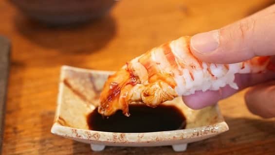 けんさむさんのインスタグラム写真 - (けんさむInstagram)「けんさむ🐶です🍣 【絶賛します👏】熊本不知火町の海沿いにある『錦寿司』が凄〜い🧜🏼‍♂️ #本物の寿司 が安く食べれます💸🐟🐠🐡 📍#錦寿司 #不知火町 . 詳しくはプロフィールURLからブログみてはいよ🙋‍♂️🍣 . いいね👍フォロー👯‍♂️Thankyou😇✨ 皆さんの熊本のお気に入りを教えてください🌿 コメント📝メッセージ💭待ってます🐶🎶 . #けんさむの熊本紹介 #熊本 #熊本グルメ #くまモン #けんさむ #熊本観光 #熊本県 #kumamoto #熊本lunch #熊本ランチ #熊本寿司 #回らない寿司 #地魚 #熊本の地魚 #松合漁港 #松錦館 #まっちゃにぎり #うまい」2月1日 9時26分 - kensome_kumamoto