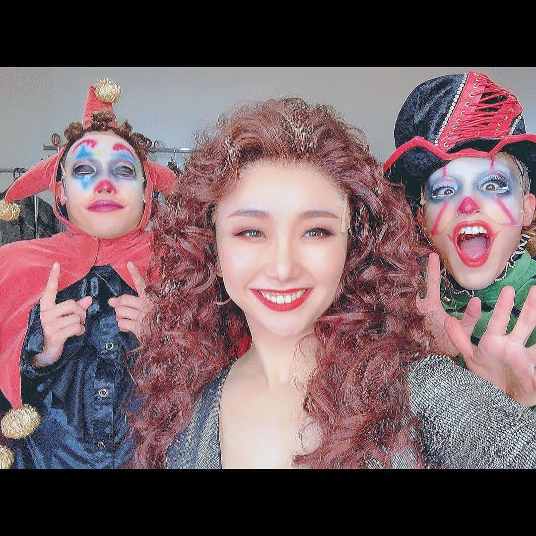 まりゑさんのインスタグラム写真 - (まりゑInstagram)「夢の中の人たち💭🤡👩🏼‍🦱🎶💭  @shyutochen  @takuma_kumakuma   #チョコレートドーナツ #断片 #シュートチェン  #米澤拓真  #まりゑ  #夢の中 #登場人物」2月1日 9時29分 - manmarumarie