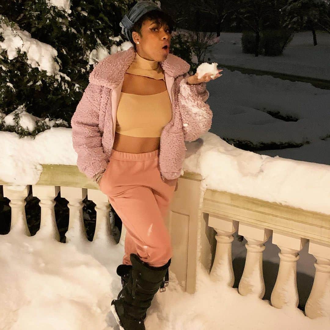 ジェニファー・ハドソンのインスタグラム：「Boy , this snow has taken me all the way back  to when me and @juleyah use to have to walk thru the blizzard to get food for the house after being snowed in !」