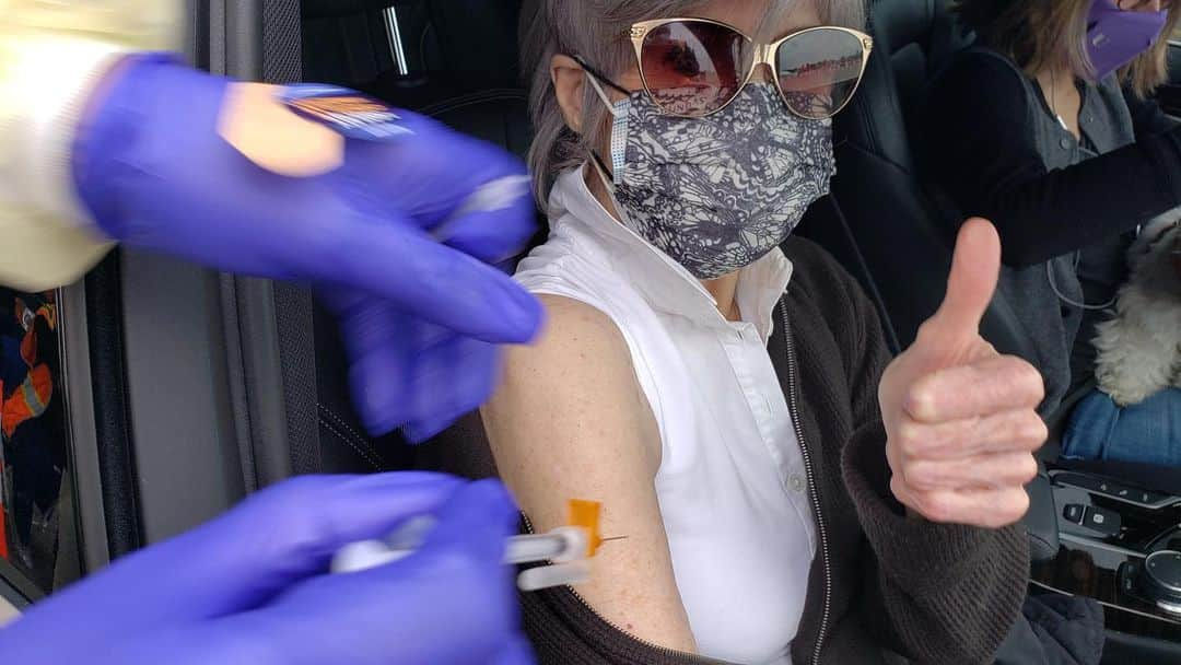 ジェーン・フォンダさんのインスタグラム写真 - (ジェーン・フォンダInstagram)「Got vaccinated today! Yay! It doesn’t hurt. #vaccine」2月1日 9時34分 - janefonda