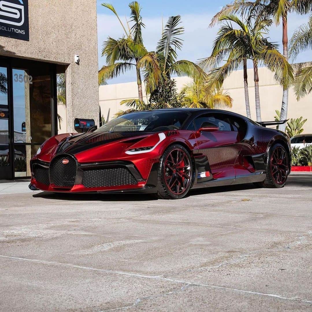 CarsWithoutLimitsさんのインスタグラム写真 - (CarsWithoutLimitsInstagram)「Ladies and gentlemen, The Ladybug 🐞  Owner @officialbugattihellbee  Photos @rickyverdugo   #carswithoutlimits #bugatti #divo」2月1日 9時34分 - carswithoutlimits