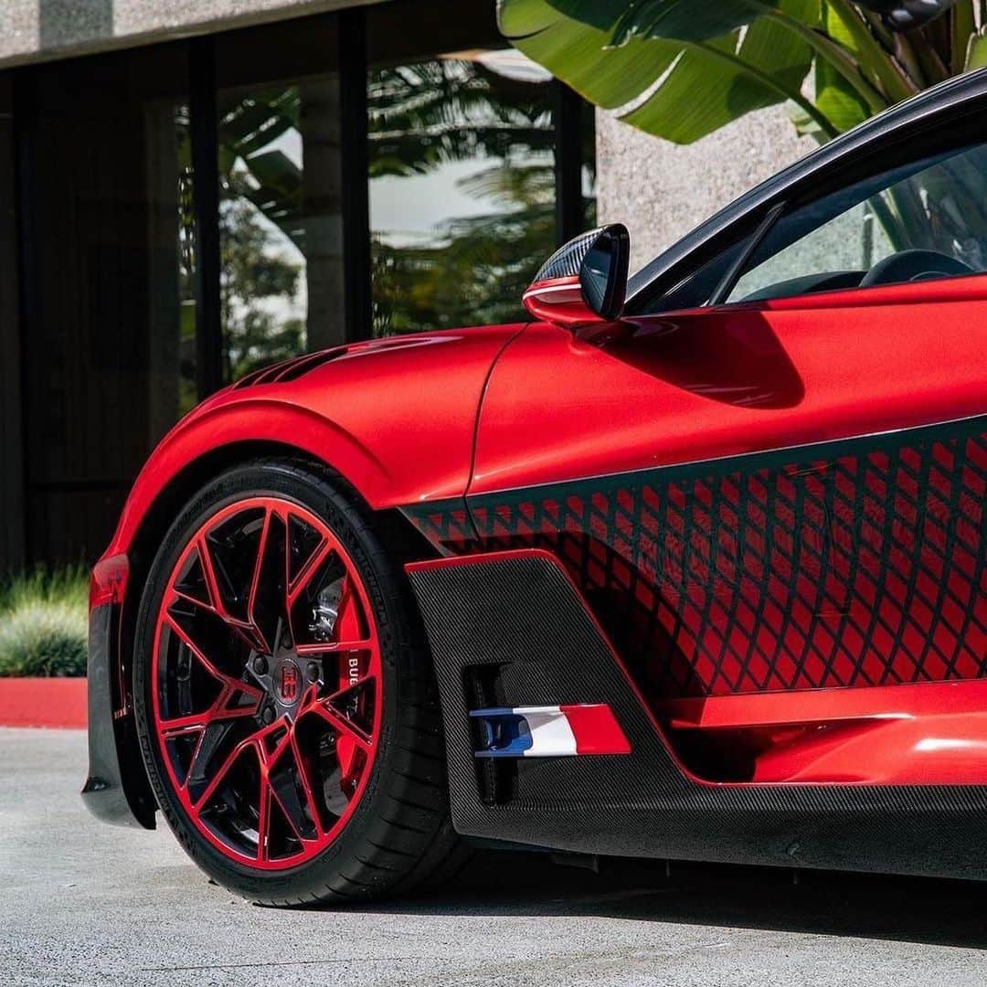 CarsWithoutLimitsさんのインスタグラム写真 - (CarsWithoutLimitsInstagram)「Ladies and gentlemen, The Ladybug 🐞  Owner @officialbugattihellbee  Photos @rickyverdugo   #carswithoutlimits #bugatti #divo」2月1日 9時34分 - carswithoutlimits