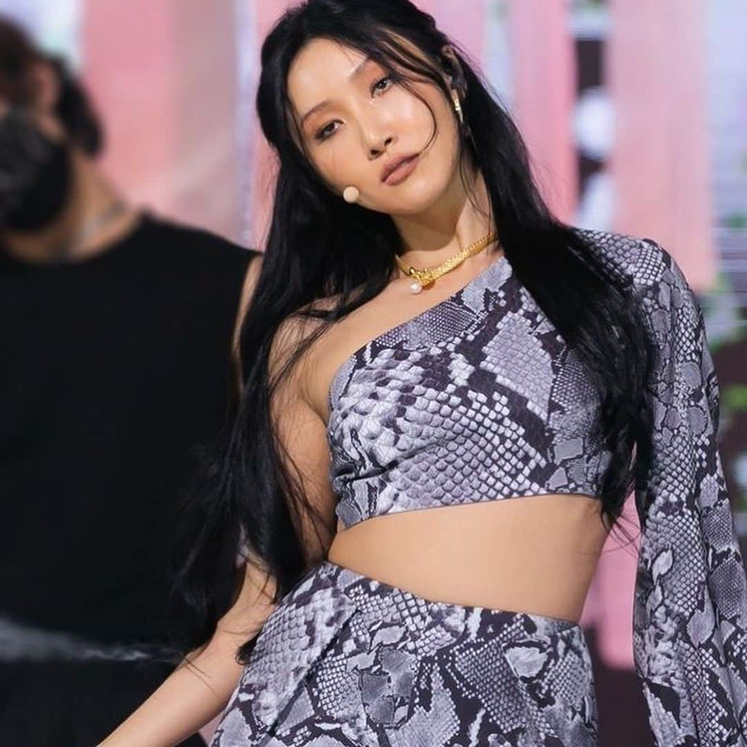 ファサさんのインスタグラム写真 - (ファサInstagram)「what’s your favorite hair color/style? i love her long black hair but i also miss her short orange/red hair  #mamamoo #마마무 #hwasa #화사 #hyejin #ahnhyejin #moonbyul #solar #wheein #moomoo #kpop #girlgroup #gg #kpopgirlgroup」2月1日 9時35分 - mamamoohwasa