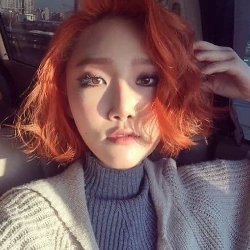 ファサのインスタグラム：「what’s your favorite hair color/style? i love her long black hair but i also miss her short orange/red hair  #mamamoo #마마무 #hwasa #화사 #hyejin #ahnhyejin #moonbyul #solar #wheein #moomoo #kpop #girlgroup #gg #kpopgirlgroup」