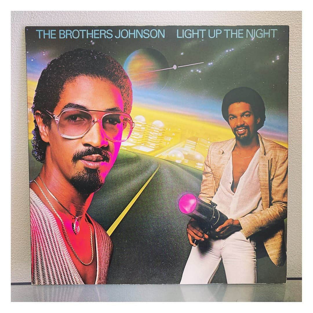 林幸治さんのインスタグラム写真 - (林幸治Instagram)「The Brothers Johnson ‎– Light Up The Night  ベースのルイス・ジョンソンは雷の呼吸の使い手でスラップベースの始祖とされ「サンダーサム」の愛称で知られる。ミュージックマンのスティングレイというベースはエレキギターを開発したフェンダーの創設者レオ・フェンダーが彼の為に開発した物である。  A1 STOMP最高。  B1のバックコーラスはマイケルジャクソン。  クインシー・ジョーンズプロデュースの1980年作。  #vinyl #vinylcollection #vinylrecords #vinyljunkie #vinylcollector #vinyllover #vinylcommunity #1980 #thebrothersjohnson #japanpress #nowspinning」2月1日 9時46分 - tct_koji_hayashi