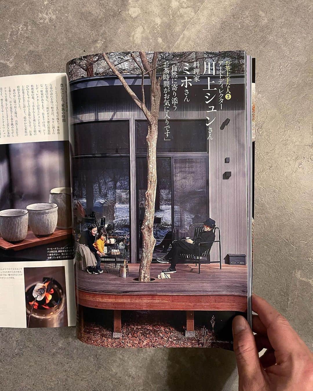 川上俊さんのインスタグラム写真 - (川上俊Instagram)「婦人画報／2021年3月号 最上級の「お茶」と「お菓子」と - 軽井沢でのお茶の時間についてを4ページで掲載されています。出来るだけ不要不急な移動は控えながら、東京と軽井沢を行き来するライフスタイルに移行し、これからの都市と自然の関係性を考えながら日々を過ごしています。  東京生まれで育ちの僕にとって、40すぎてからの自然での時間は、新しい視点や感覚、新しいLUXやQOL、次の時代が必要とするもの、新しいビジネスも含め、たくさんのインスピレーションをくれる。そんなことを日々感じています。  #shunkawakami  #qol #luxury」2月1日 9時39分 - shunkawakami