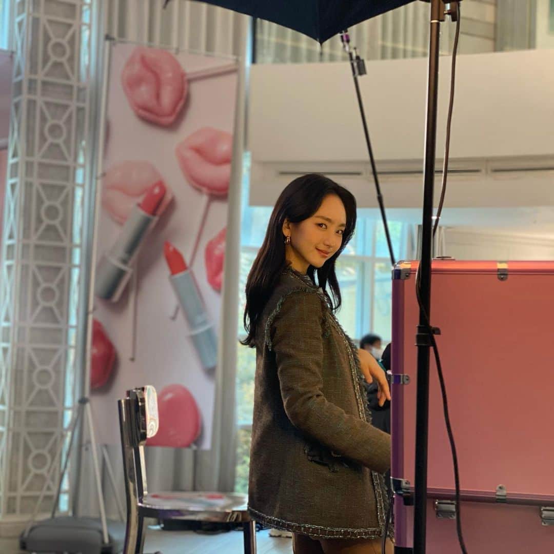 ウォン・ジナのインスタグラム：「. 2월의 시작! 오늘밤 9시 jtbc에서 함께하실 후배님들 구함💜 @joajoa_yo 유과장님 시선.」