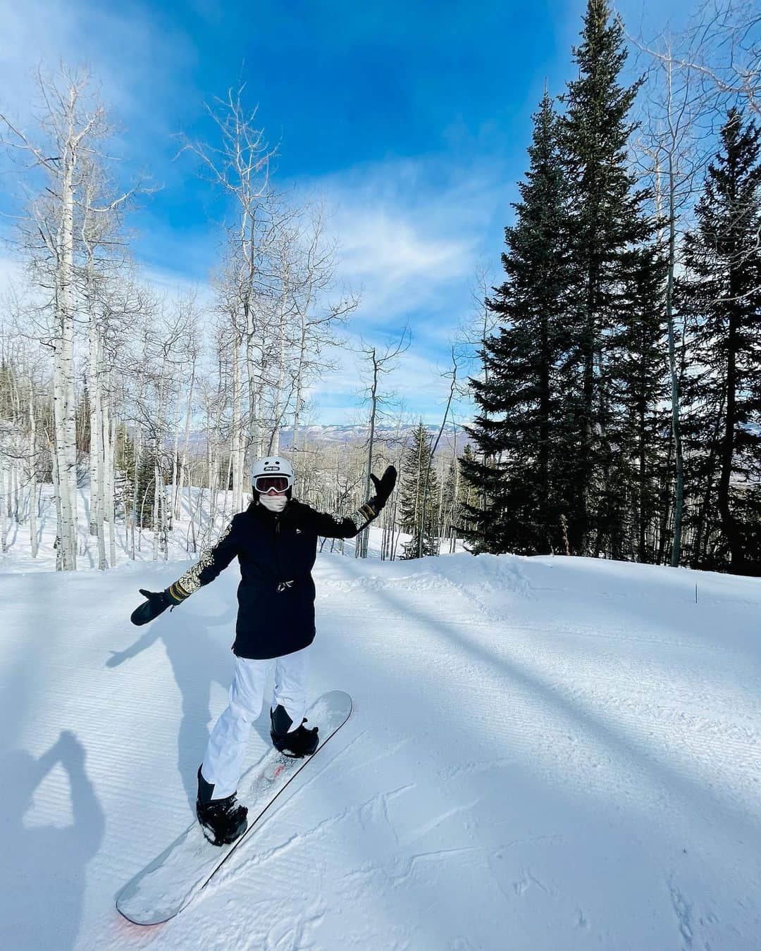 ジョーディン・バラットのインスタグラム：「epic few days out on the mountain! ❄️🎈 huge congrats to @chloekim for taking the win at @xgames u ripper!!!🧡」