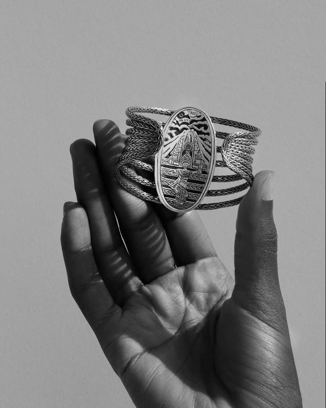 ジョン ハーディーのインスタグラム：「Our heritage is, and will always be, the backbone of our jewelry.   #JohnHardy #Since1975」
