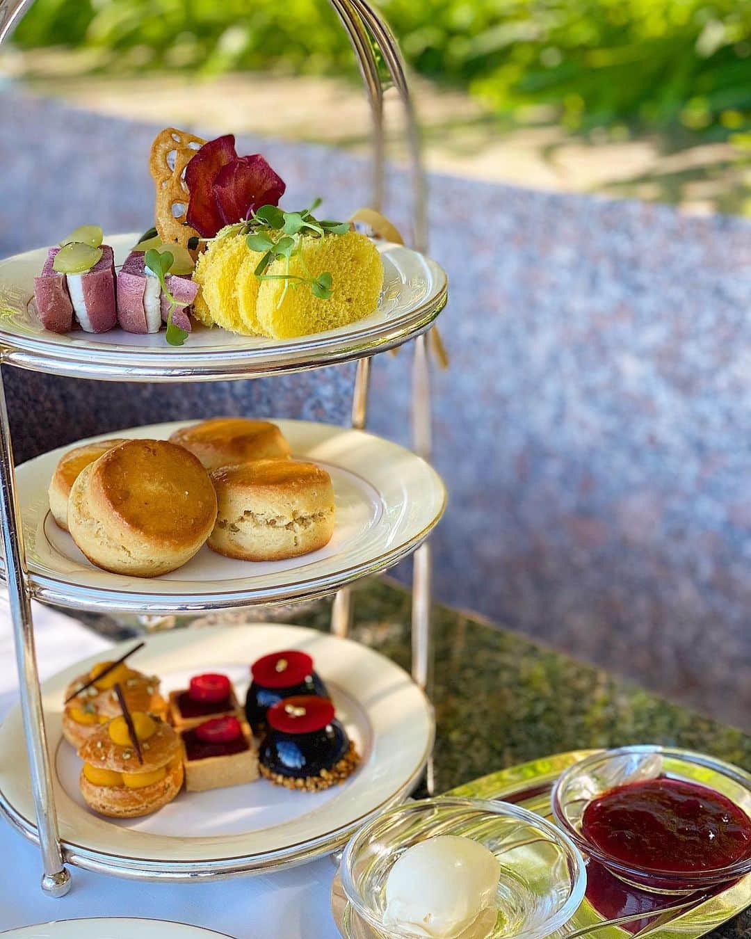 相馬絵美のインスタグラム：「【金星が水瓶座へ♒️】  先日のホロスコープ鑑定は @parkhyatttokyo のピークラウンジで。  ここ、凄く気が良くてたまにエネルギーチャージしに行きます☕️ 少し前に柴咲コウ @ko_shibasaki さんのバースデーイベントでMCとしてお話伺った時に、このホテルは自分の気を整えるパワースポットだと仰ってて、本当にその通り。  さて、2月1日23:07より金星が水瓶座に入ります。 これで５天体が水瓶座に滞在することに。  金星は喜び、楽しさ、恋愛の星🌟  私たちの全体意識が水瓶座のテーマである自由と平等に対して向いていきやすい時期です。  割とすぐ土星とコンジャンクションしたり天王星とハードアスペクトをとるので、 「インターネットを使ってどうやってみんなで平等に楽しみを得るか？」 がテーマになってくると思います。  最近#clubhouse という新たなSNSも出てきたしね。 (沢山の情報やツールに対しての水瓶座的付き合い方はまた今度)  もう一つのテーマとして 「人間関係をジャッジしない」 ということかな。  フェアではない関係性やちゃんと向き合っていない問題については、課題の星土星が厳しく効いてくるかも🪐  自分と違う楽しみ方をする人や価値観の人は沢山いる。 その中でその多様性を認めて、きちんと意見を聞いて 「あ、こういう考え方もあるんだ」 「そういう視点を持っていたんだね」 と白黒つけずに尊重し合うことが大事。  自分にとって耳触りの良い言葉や同じ意見に囲まれるのってめちゃ楽よね。 でも水瓶座はその偏りを今回あまり認めない感じ。  コロナ、ワクチン、大統領選…色んなテーマに対して全部意見は同じにならないのと、 「この人の言ってることはわかるんだけど◯◯派なんだ〜」 と、その人自身ではなくバックグラウンドやコミュニティでシャットダウンするのって、山羊座らしさというか地のベース的で、徐々に淘汰されていきそうな気がしてます。  感情ベースだと色々なエゴやプライドが邪魔をするから、一旦感情抜きにして、冷静にフラットに。  個を個として認めてリスペクトし合って、たとえ価値観が違っても善悪で分類せずに、ただ在ることだけを理解する。  そんな姿勢が自分の経験値や新しい世界を広げるような月間になりそうです😇🌈  #金星水瓶座入り #水瓶座ステリウム #星と遊ぶ #占星術 #パークハイアット東京 #ピークラウンジ #ホロスコープ鑑定」