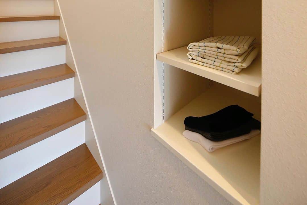 勝美住宅さんのインスタグラム写真 - (勝美住宅Instagram)「【階段箪笥】 実家によくある？暗黙のルールの一つ。  階段に置かれたものは、 「二階にもって上がってね。」 サイン。  でも階段に置いておくと、 降りてくるとき邪魔だったり、 階段踏み外したりするので、 階段横に仮置きスペース作ってみました。  個別の衣類バスケットあるともっと便利かも。 . ＊＊＊＊＊＊＊＊＊＊＊＊＊＊＊＊ . #暮らし #住まい #家 #家づくり #注文住宅 #新築 #戸建て #デザイン #インテリア #雑貨 #勝美住宅 #明石 #垂水 #加古川 #姫路 #house #建築 #interior #architecture #マイホーム計画 #間取り #モデルハウス #リノベーション #設計 #日本の家 #収納 #家事楽  . ＊＊＊＊＊＊＊＊＊＊＊＊＊＊＊＊ 永く健康で住むことができるように 家をつくることはとても大切です。 . 冬暖かく夏涼しい家を考えることは 人の健康だけでなく住まいの長持ちに つながります。 . KATSUMIでは「暮らし」を豊かにする 住まいづくりを大切にしています。 . 「暮らしを豊かにする」をテーマに イベントをモデルハウスで開催しています。 @katsumi_jyutaku . ＊＊＊＊＊＊＊＊＊＊＊＊＊＊＊＊ 株式会社勝美住宅 本社：明石市花園町2-2 . ＼各拠点にモデルハウスあります／ 支店：垂水店・加古川店・姫路店・大津出張所 . ----施工エリア---- 神戸市西区、垂水区、明石市、加古川市 高砂市、姫路市、加古郡、小野市」2月1日 9時57分 - katsumi_jyutaku