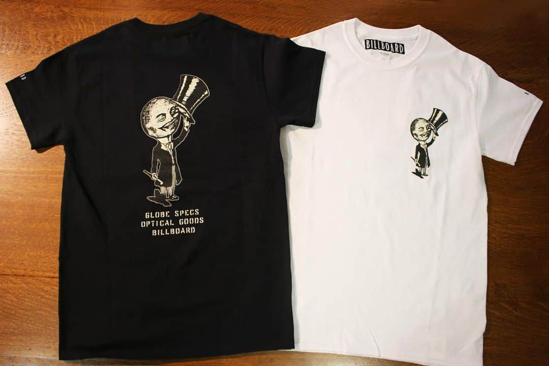 のインスタグラム：「遂にグローブスペックスがBillboardとコラボレーションしたT shirtとスウェットが発売となります！  「Billboard」とは「O.J. GLOBE SPECS OPTICAL Co.」のアイウェアを一緒に作っている「Old Joe」のデザイナーの髙木さんと「NUTSARTWORKS」の比内さんが手掛けているブランド。  「Old Joe」のプリントTシャツを別ラインで展開する形で始まりました。「NUTS ART WORKS」のグラフィックをTシャツやスウェット、コーチジャケットなどに落とし込んでいます。  「NUTS ART WORKS」がサインアートを手掛けている店舗をテーマに、そのお店とのコラボレートとして、毎回作られています。  今回はメガネ店をテーマに、架空の店舗サインも用いながら、実際のメガネ店として「グローブスペックス」とコラボレートしました。  スウェットは2デザイン（各ブラック、グレイ）Tshirtは3デザイン（各ホワイト、ブラック）の展開となります。  2月5日からグローブスペックス全店舗にて発売開始となります。どうぞお楽しみに！！  @globespecs_official #tetsuyaokada  #kyoto #globespecs #opticalshop #fashion #gernotlindner  #eyewear #kyoto #ahlem #robertmarcnyc  #lunor #lescalunetier  #anneetvalentin  #laloop  #thespectacle  #oldjoe  #scye  #shinpuhkan #O.J. GLOBE SPECS OPTICAL Co. #メガネ #グローブスペックス」
