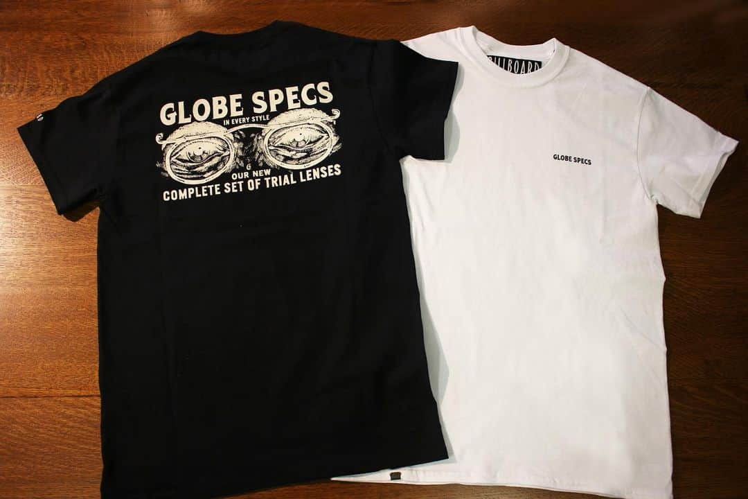 GLOBE SPECS_officialのインスタグラム：「遂にグローブスペックスがBillboardとコラボレーションしたT shirtとスウェットが発売となります！  「Billboard」とは「O.J. GLOBE SPECS OPTICAL Co.」のアイウェアを一緒に作っている「Old Joe」のデザイナーの髙木さんと「NUTSARTWORKS」の比内さんが手掛けているブランド。  「Old Joe」のプリントTシャツを別ラインで展開する形で始まりました。「NUTS ART WORKS」のグラフィックをTシャツやスウェット、コーチジャケットなどに落とし込んでいます。  「NUTS ART WORKS」がサインアートを手掛けている店舗をテーマに、そのお店とのコラボレートとして、毎回作られています。  今回はメガネ店をテーマに、架空の店舗サインも用いながら、実際のメガネ店として「グローブスペックス」とコラボレートしました。  スウェットは2デザイン（各ブラック、グレイ）Tshirtは3デザイン（各ホワイト、ブラック）の展開となります。  2月5日からグローブスペックス全店舗にて発売開始となります。どうぞお楽しみに！！  @globespecs_official #tetsuyaokada  #kyoto #globespecs #opticalshop #fashion #gernotlindner  #eyewear #kyoto #ahlem #robertmarcnyc  #lunor #lescalunetier  #anneetvalentin  #laloop  #thespectacle  #oldjoe  #scye  #shinpuhkan #O.J. GLOBE SPECS OPTICAL Co. #メガネ #グローブスペックス」