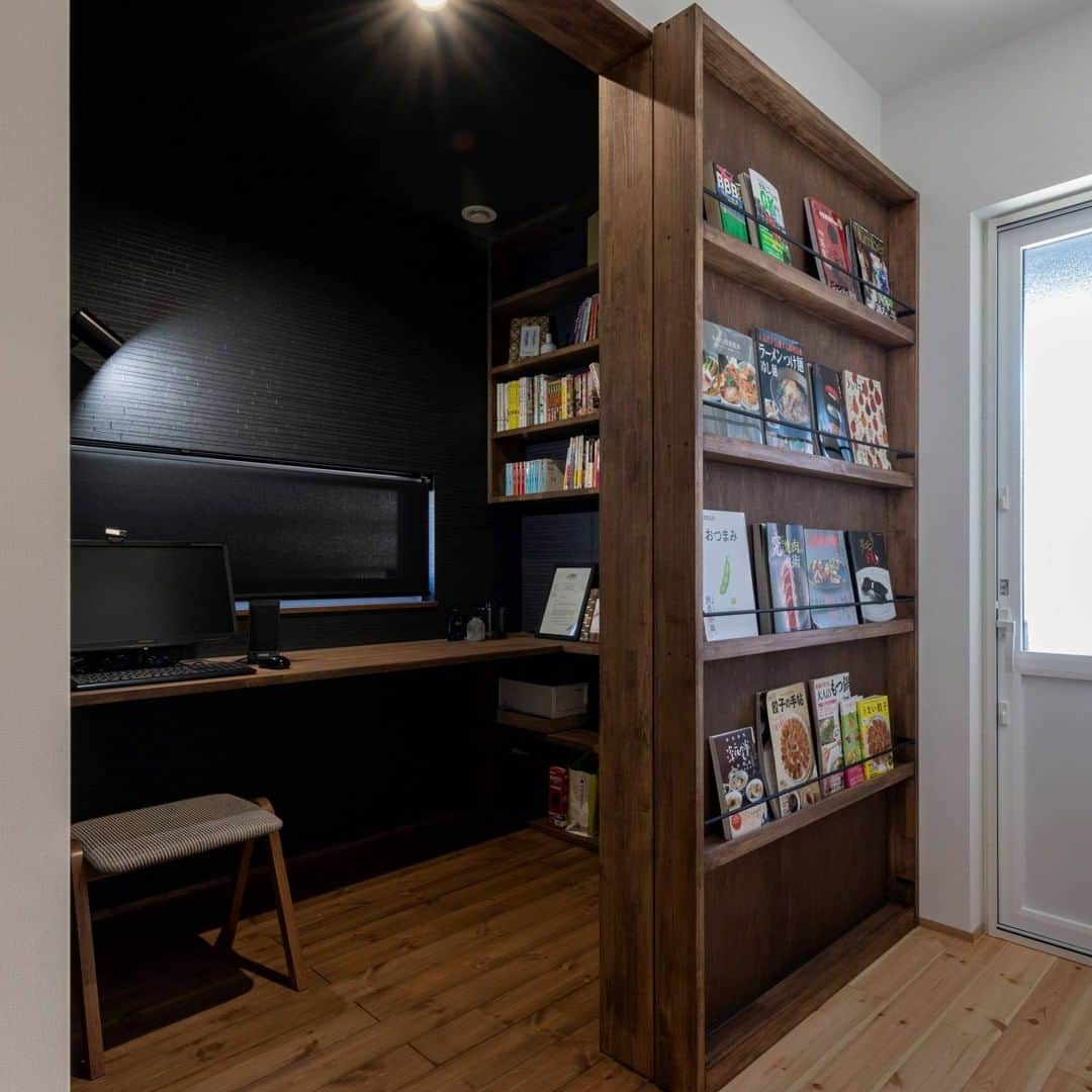 コラボハウス一級建築士事務所さんのインスタグラム写真 - (コラボハウス一級建築士事務所Instagram)「.⠀ 一軒オープンに見える書斎ですが⠀ 実は茶色の本棚が隠し扉。⠀ 本棚をスライドすれば、⠀ 自分だけの空間になります。⠀ 壁紙もロールカーテンも黒で統一し、⠀ より隠し部屋っぽい雰囲気に。⠀ 忍者屋敷のような仕掛けに⠀ 男心がくすぐられます。⠀ .⠀ 他にも沢山のお家を⠀ ホームページの施工例でご紹介しています。⠀ @collabo_house　のURLよりご覧ください。⠀ #書斎#本棚#秘密基地#隠し扉#黒#デスク#造作#ロールカーテン#パソコン#勉強机#無垢床#マガジンラック#製作ドア#自分らしい暮らし #デザイナーズ住宅 #注文住宅新築 #設計士と直接話せる #設計士とつくる家 #コラボハウス #インテリア #愛媛 #香川 #新築 #注文住宅 #マイホーム」2月1日 10時00分 - collabo_house