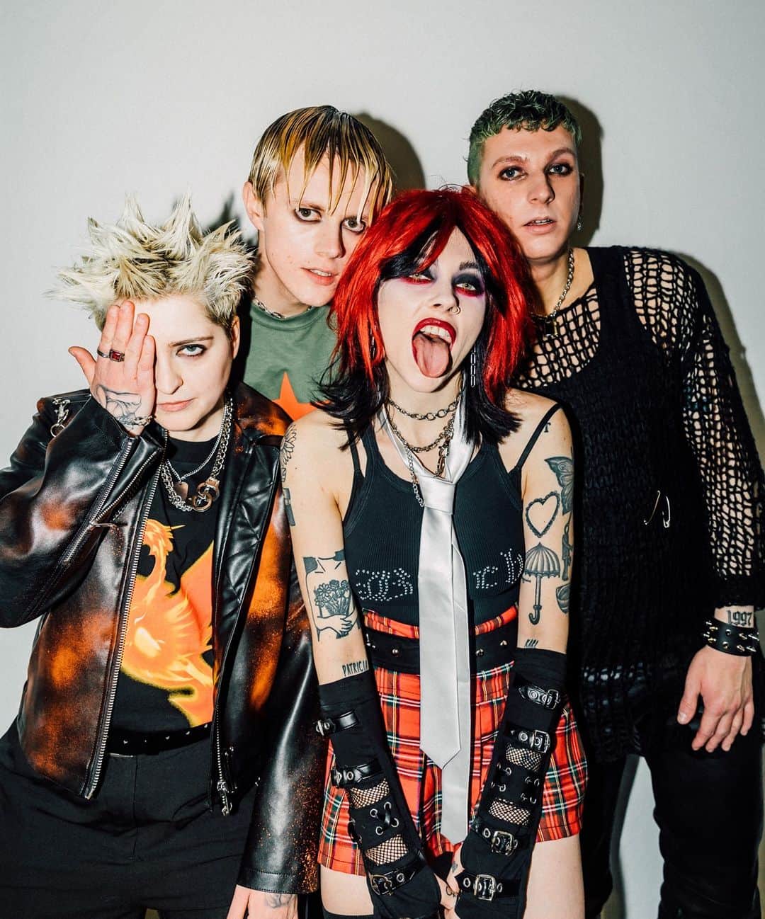 Block.fmのインスタグラム：「New Pale Waves！⁠ ⁠ The 1975やbeabadoobeeと同じレーベルDirty Hit @dirtyhit の英インディーロック・バンドPale Waves、2月12日（金）発売のアップカミングアルバム『Who Am I?』から新曲「You Don't Own Me」をリリース！⁠ ⁠ フロントウーマンのHeather Baron-Gracieからのコメント：⁠ 「「You Don’t Own Me」はこの世界で女性であることがどの様なものかについて書いた女性の為の曲なの。女性が日常的にどの様に社会によって描写され、判断され、批判されているのか。この曲は個人的にとても重要で、自分が経験してきてことを表現したかった。そして、女性や性別はある特定の規範の中に収まらないといけないという妄想的なルールを掲げる全ての人にファック・ユーと言いたい」⁠ ⁠ #bfmstaffpick #PaleWaves #ペールウェーヴス #DirtyHit」