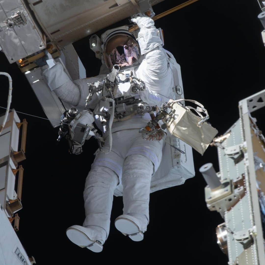 国際宇宙ステーションさんのインスタグラム写真 - (国際宇宙ステーションInstagram)「NASA astronauts Michael Hopkins (pic 1) and Victor Glover (pic 2) will conduct their second spacewalk together Monday about 7 a.m. EST. NASA TV begins its live coverage at 5:30 a.m. #nasa #astronaut #walk #spacewalk #suit #spacesuit #international #space #stationary」2月1日 10時16分 - iss