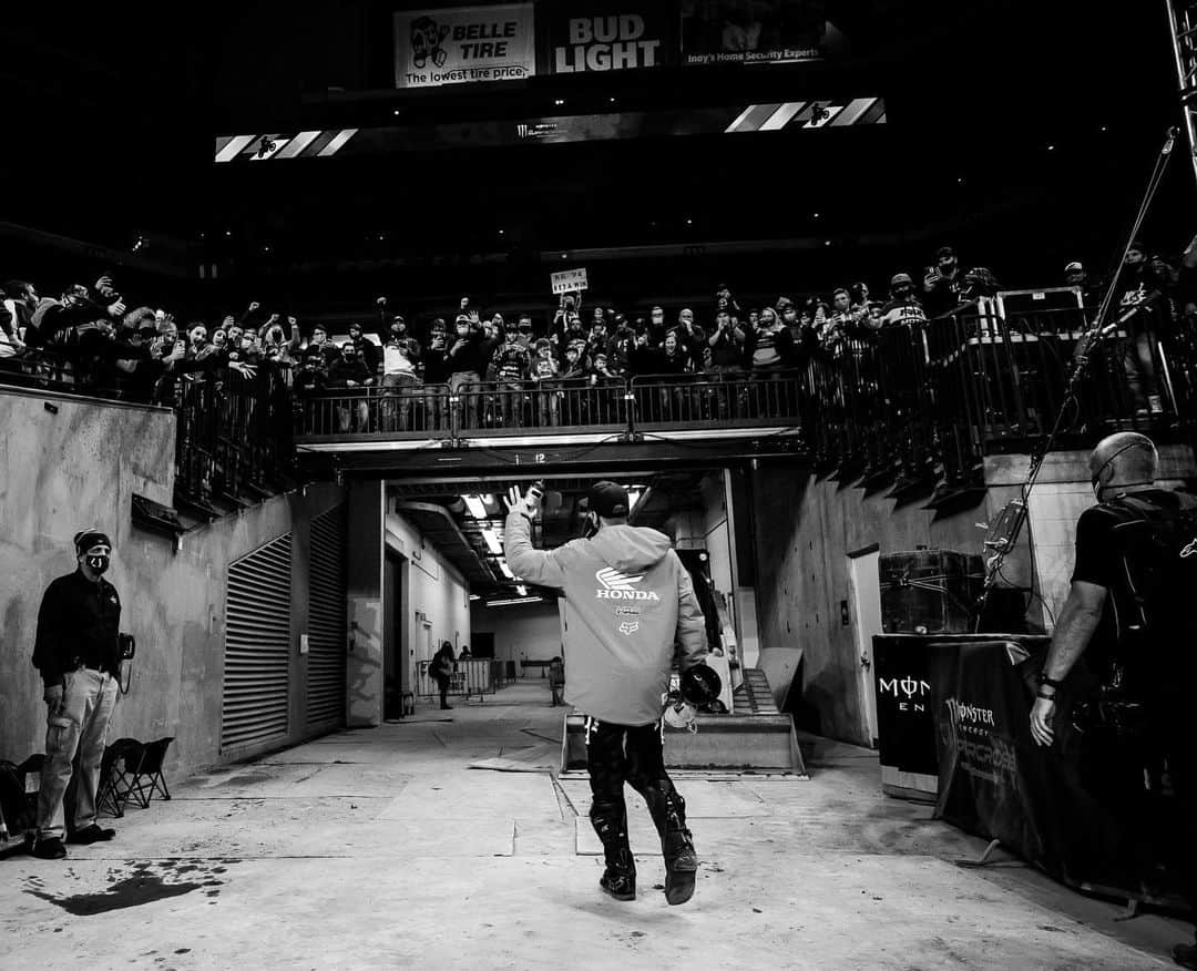 ケン・ロックゼンのインスタグラム：「This is a dope photo! Some fans stuck around till the very last minute. This is much appreciated 🤙🏽 📸 @align.with.us」