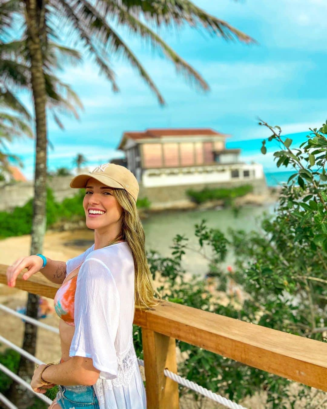 ナターリア・ガウジオのインスタグラム：「Um sorriso é a coisa mais bonita que você pode vestir... 🙏🏻✨😍🍃🏝☀️🌊💙 #smile #grateful #beach #inlove #peace #freedom #happiness #sunnyday #summervibes」