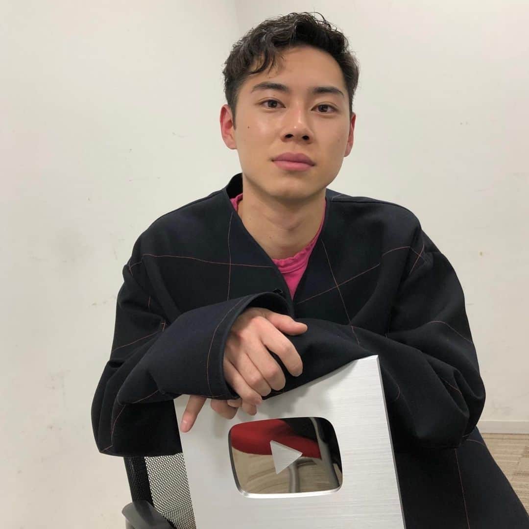 【公式】親バカ青春白書のインスタグラム：「#スッキリ、ドッキリじゃなくて良かった〜😂記念にドヤ顔 #銀の盾📸  そう、戸塚くんは 福田監督日テレ3部作 #スーパーサラリーマン左江内氏  #今日から俺は‼︎ #親バカ青春白書 全部出てるんですよね〜  #戸塚純貴 #銀の盾 #まぐろやネゴロTV #親バカ青春白書 #オヤハル」