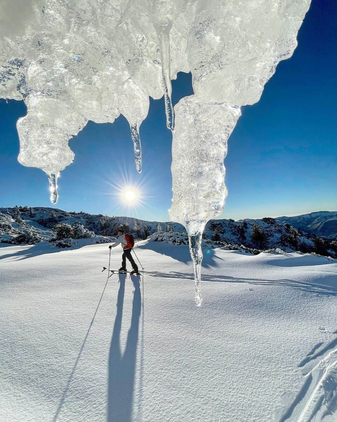 クリス・バーカードのインスタグラム：「Skiing in Ventura, CA. Yesterday felt like once in a lifetime with perfect snow blanketing Ventura county.  We explored one of the more prominent & beautiful peaks in the Los Padres Wilderness. From the summit we could see the Channel Islands all the way to the Sierra! This is a coastal peak has been on my list to explore for years. Never thought I would be able to ski it tho. 2021 has brought a whole new meaning to backyard adventures. Truly the best kind there is. Sadly all I had was my iPhone for this ... a small part of me was sad for not being able to properly document but overall I felt more focused on being in this very rare moment.   Thanks @dylan.eslin for bringing it to life.」