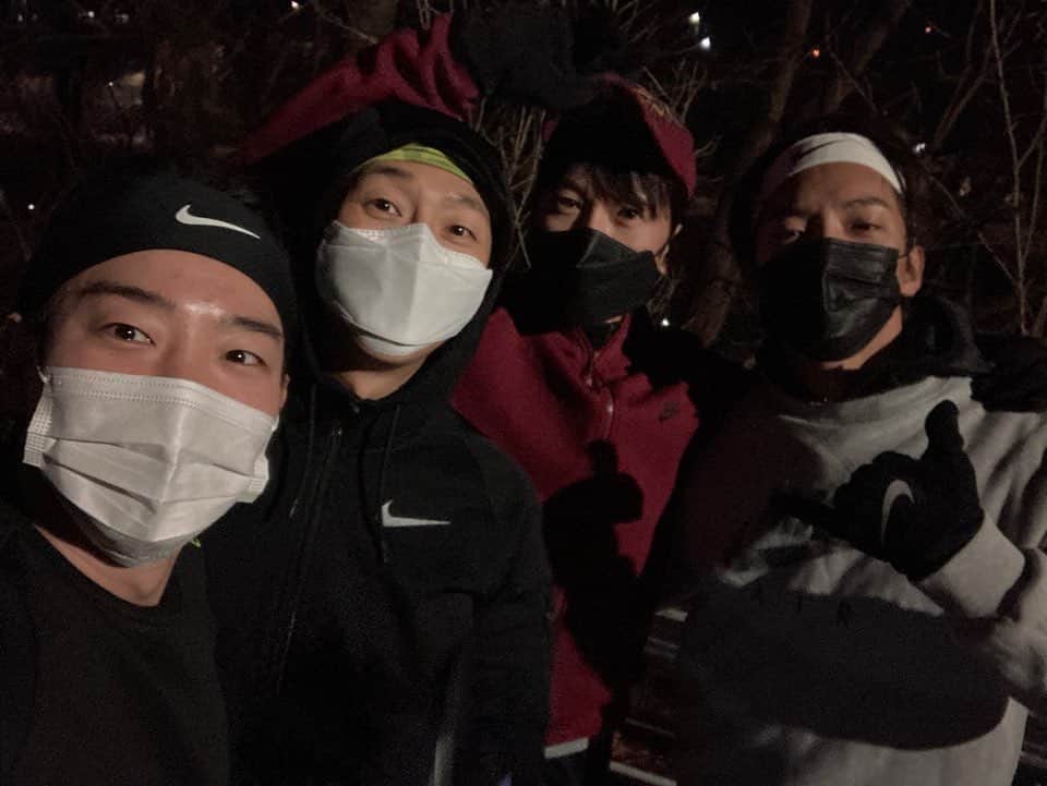 チソンのインスタグラム：「런닝으로 하루를 시작하는 아이들 #Runtist ❤️❤️❤️❤️❤️❤️🌈」