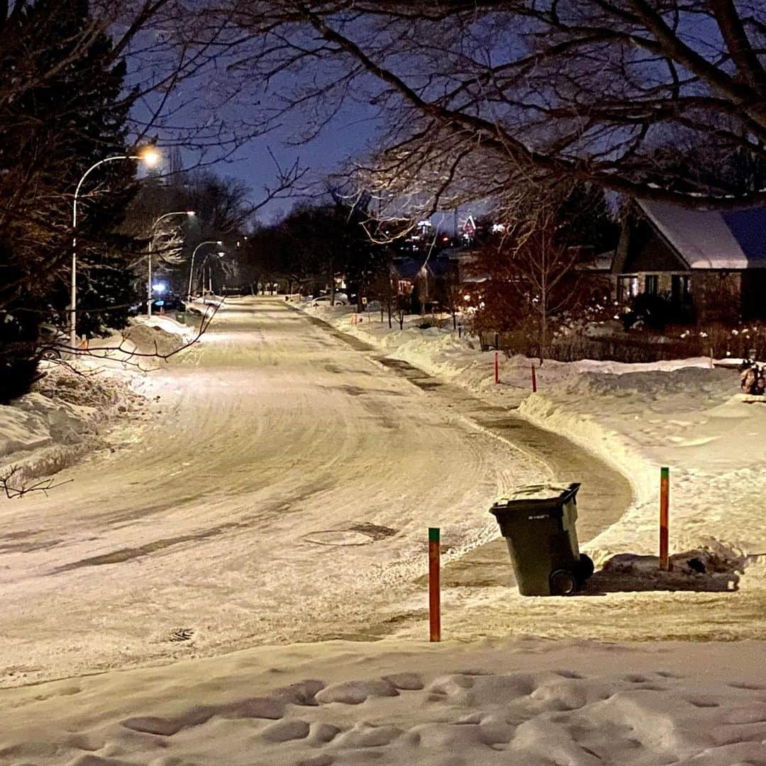 ジョルジュ・サンピエールさんのインスタグラム写真 - (ジョルジュ・サンピエールInstagram)「From my window, this is the winter view of my ghost neighborhood after our 8pm curfew.  How are things going in your area?」2月1日 10時31分 - georgesstpierre