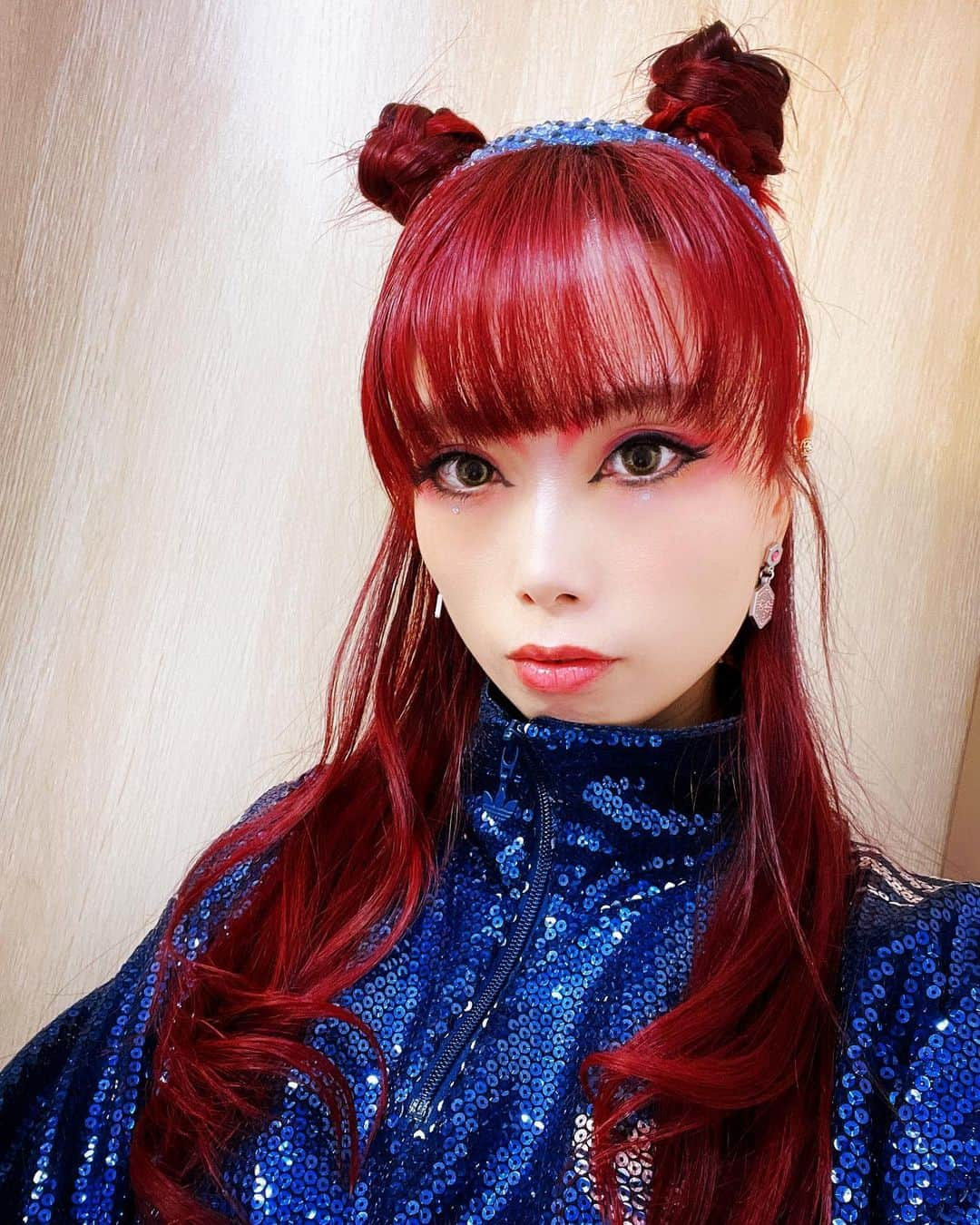 ながしまみのりのインスタグラム：「🔴😈🔴﻿ ﻿ ﻿ I participated in the “女王蜂 STUDIO LIVE MOVIE” as a keyboardist and manipulator.﻿ ・﻿ ▼「夜天」﻿ youtu.be/28Ve-buIHnQ﻿ ▼「コスモ」﻿ youtu.be/JYx1J1JuqpQ﻿ ▼「催眠術」﻿ youtu.be/o4pimONL9TU﻿ ・﻿ #女王蜂﻿ #queenbee﻿ #キーボード﻿ #keyboard」