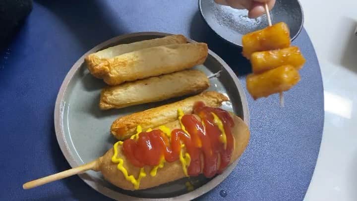 パク・タミのインスタグラム：「- 늘 촬영 시작하면 저는 얼굴살이 빠져요. 습관때문인것 같아요. 촬영하는중엔 집중력 흐려질까봐 배를 비워두는편인데, 다 끝나면 폭식하는 스타일. .  얼굴살은 빠지고 배는 나오고. . 근데 또. .  팔다리는 가는편인데. . . 갑자기 딴말이지만, 정도 많고. .  #아무래도딱ET죠? 🙄 #저랑손꾸락교신하실분~~  조금전, 떡강정에 핫도그에 치즈어묵 흡입했는데, 거짓말 아니구 . . . 저거 혼자 다 먹었어요. . .  #이제좀살것같네요. 애들 재워야하는데, 아. . 스스로 잤으면 좋겠고. .  언제쯤 . . 혼자 알아서 자는거예요?😅」