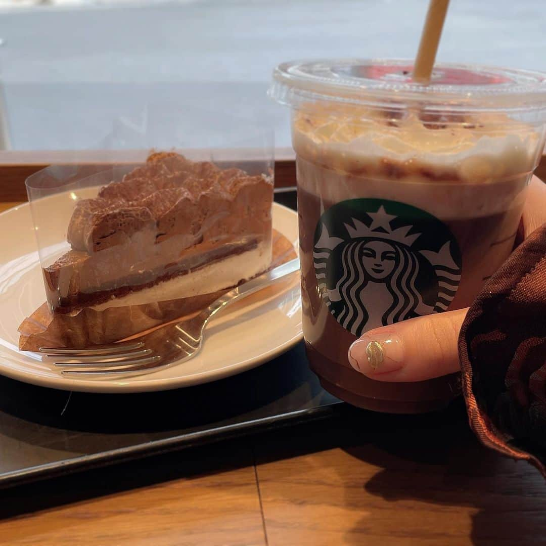 山崎亜美瑠のインスタグラム：「🤎🤍 . . . #スタバ #starbucks」