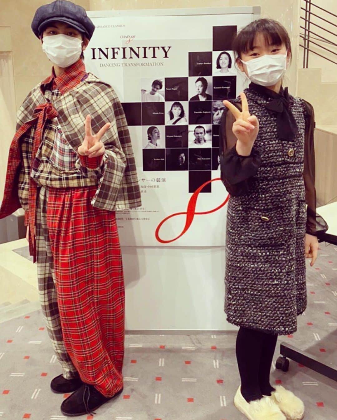 のインスタグラム：「先日、辻󠄀本知彦 @tsujimoto.dance 大師範が 出演・振付された舞台を観に行きました！ 中でも、「 #聖なる獣 」という作品は、 とても神聖で、森の精霊たちの様に美しかったです。 ともくんの、身体の骨を感じさせないしなやかで、 かつパワフルな、神秘的なダンスに魂の底から感動しました！  そして、いつも僕らを優しく指導し見守ってくれている #益田妃奈 ちゃん @hina.masuda 、チームの皆様の、 身体全身から漲るエネルギーあるダンス、とても美しく、 カッコ良かったです！  タップダンスをされた熊谷さんも、 足の動きの早さが異次元で、 全てが本当に夢のような時間でした！  僕もあんな風に感情を全身全霊で 伝えられる人になりたいです！  いつも僕に沢山の事を魅せて教えてくれる、 ともくん、いつも愛をいっぱいくれるひなちゃん、 さえちゃん、 永遠に僕が尊敬する、 憧れの大大大師範です！  会場でリリコとばったり！！  #吉田日向　#池下リリコ #ヒュウガ」