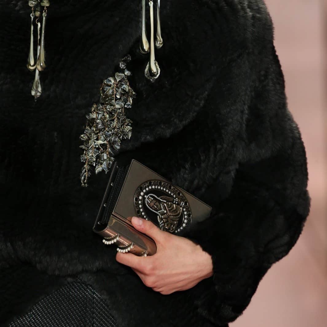 のインスタグラム：「Details from the #FendiCouture Spring Summer 2021.  Book clutch crafted in aged-palladium metal and decorated with an embossed cameo and pearls.  Artistic Director of Couture and Womenswear Collections: @MrKimJones Artistic Director of Accessories and Menswear Collections: @SilviaVenturiniFendi Jewellery Creative Director: @delfinadelettrez」