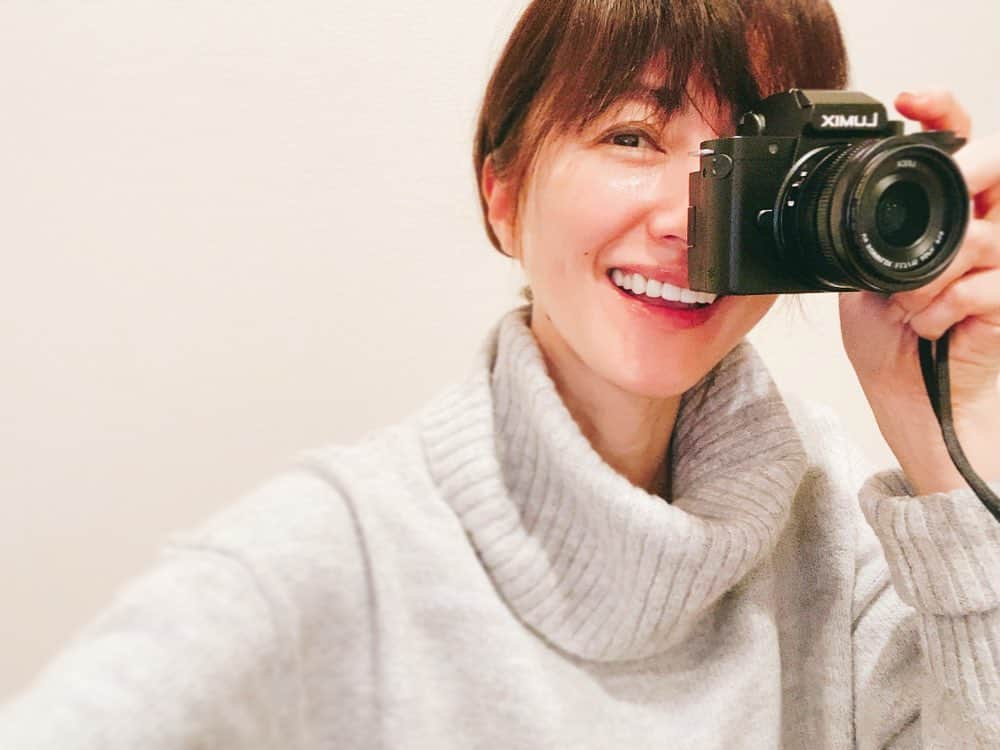 前田ゆかのインスタグラム：「新しいカメラ📷  詳しい人に聞いて購入👏 #lumix  #leica  #camera #movie」
