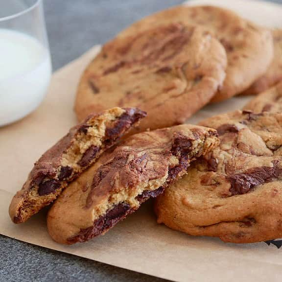 cook kafemaruのインスタグラム：「チューイークッキー🍪 海外のレシピの砂糖とバターの量にひるむ。 どこまで砂糖を増やせるかで真剣に悩んだクッキー。 カロリーが高いのは言うまでもない。 牛乳に浸して食べているうちに、そんなことも全て忘れてしまう。 いいなぁ、このクッキー☺️  #cookkafemaru#罪深いスイーツ#チューイークッキー」