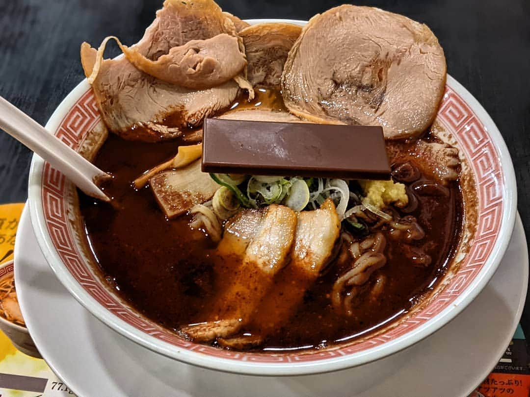 月野帯人さんのインスタグラム写真 - (月野帯人Instagram)「去年完売して食べれなかったチョコレートラーメンだよ(^^) #ラーメン#幸楽苑 #チョコレートラーメン #チャーシュー#トッピング」2月1日 21時30分 - taitotsukino