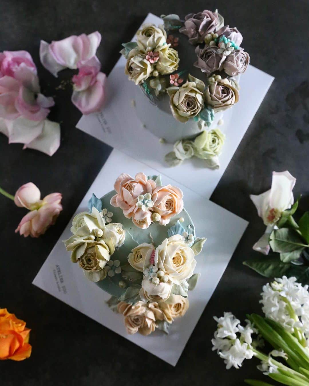 청담 수케이크 (atelier soo)さんのインスタグラム写真 - (청담 수케이크 (atelier soo)Instagram)「ㅡ 기술과감각.딱그사이경계에있는케이크  앞으로도 차근차근 한쪽으로치우치지않고균형을잘잡아가고싶다. 나를다듬고나를그리는케이크 ㅡ 사랑하는기초반⚜️ #flower #cake #flowercake #partycake #birthday #bouquet #buttercream #baking #wilton #weddingcake ㅡ www.soocake.com」2月1日 20時06分 - soocake_ully