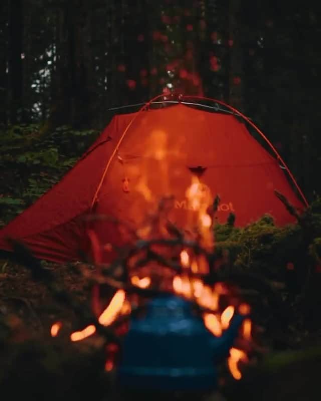 マーモットのインスタグラム：「During these cold and wet months, starting a campfire can be difficult. Here are a few helpful tips from the team here at Marmot.   1) Use 2-3 times as much kindling as you normally would. 2) Carry a small fire starter or a candle in your pack. 3) Whittle tinder into shavings.  4) Don't pile wet logs on top until you get your kindling to burn. 5) If snow hangs in the branches above you, ensure your fire is positioned away from the limbs. Otherwise, the heat will trigger the snow to melt, and it will surely dampen or even extinguish your fire.  6) Lay wet wood by the fire to dry as your fire gets going.  7) Elevate the fire off the ground.  We'd love to hear your hacks for wet weather campfire success. Drop-in your tips in the comments below!   #marmotbeta  Video:@muratdagaslan」