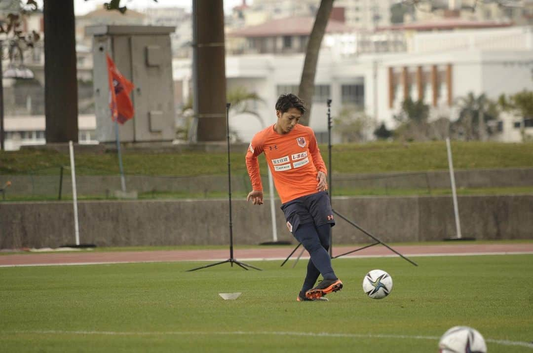 馬渡和彰のインスタグラム：「﻿ ﻿ 沖縄9日目⚽️﻿ ﻿ 練習直前までさんぴん茶飲んでます。﻿ ﻿ 嘘です。アミノ酸です。﻿ @seiya_nakano_16  がさんぴん茶ってイジってきます。﻿ ﻿ #ardija #8 #馬渡和彰 ﻿ #adidas #adidasfootball」