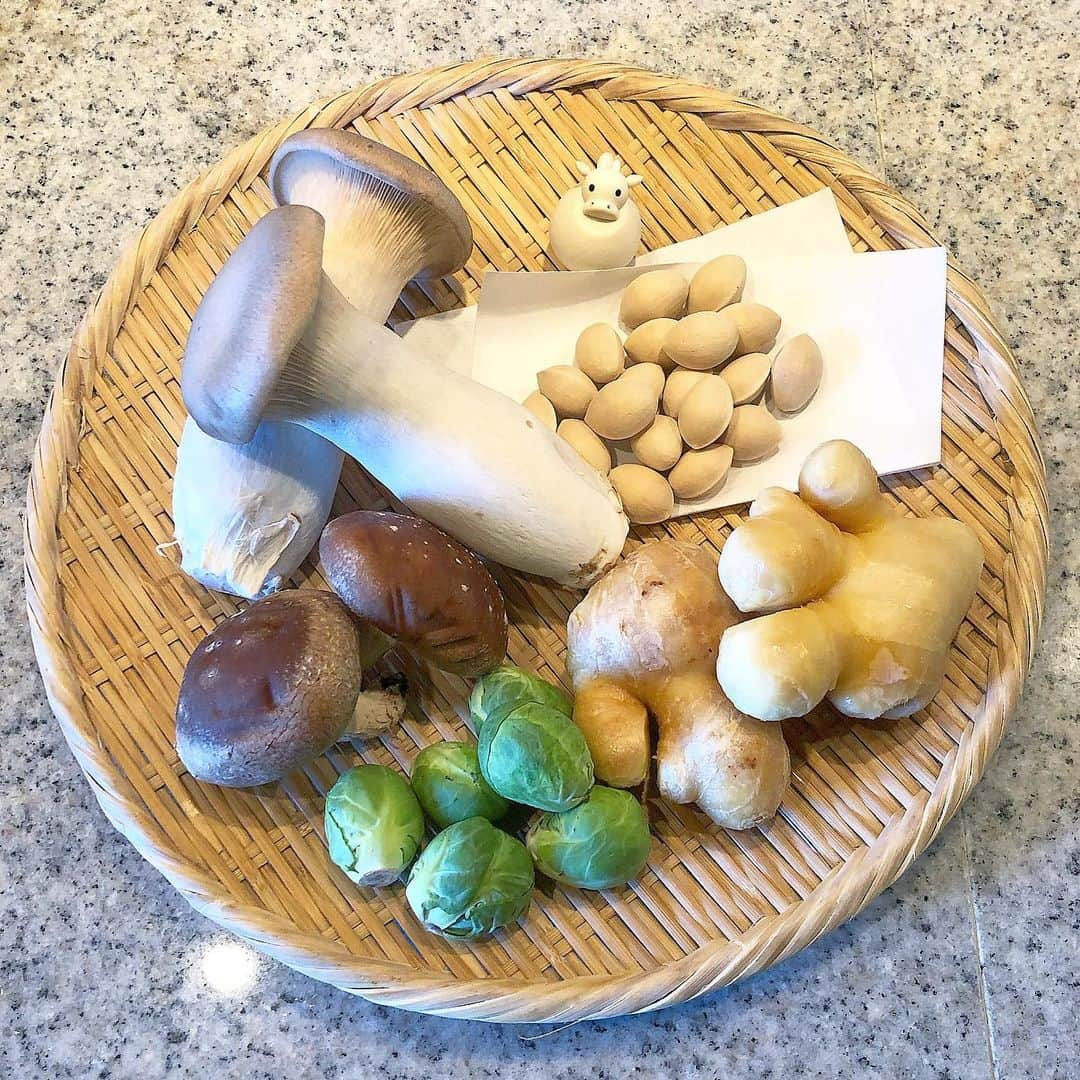 榊山敬代さんのインスタグラム写真 - (榊山敬代Instagram)「🍄🥬🧅🍄 ・ おひさしぶりに 週末の買い出し の一部記録の巻  キノコが相変わらずブームで 今回はいつものエリンギより ひと回り大きなサイズを購入  そしてギンナンさんと目が合い 初めて連れて帰りハジメマシテ ウシちゃんとパチリと記念撮影  生姜も毎日お世話になっていて 風邪知らずの強い味方の調味料  ところで二十代までは冷え性が 酷かったけど歳を重ねるごとに 改善された奇跡は生姜のお陰哉  #毎日生姜生活 ・　　　 ・ #おうち大好き #enjoyhome  ・ ・ #健康第一 #野菜たっぷり  ・ ・ #vegetable  #生姜 #ginger #芽キャベツ #beautiful #銀杏 #mushroom #エリンギ #しいたけ #にんじん #carrot #キャベツ #cabbage #mini #artist #kitchen #cooking #日本画家 の#お料理こんなもん」2月1日 19時58分 - sakakiyamatakayo