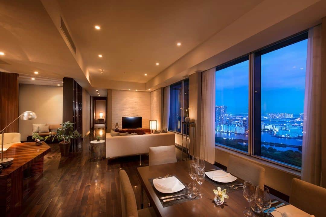 Conrad Tokyoのインスタグラム：「ゆったりとしたラグジュアリー空間で非日常のひとときを。  Have an extraordinary time in a luxurious space here with us!  Share your own images with us by tagging @conrad_tokyo ————————————————————— #コンラッド東京 #コンラッド #ホテル #汐留 #東京 #新橋 #銀座 #港区 #ホテルステイ  #ステイケーション #おこもりステイ #スイートルーム #ConradTokyo #StayInspired #Shiodome #Shinbashi #staycation #hotelstay #suiteroom」