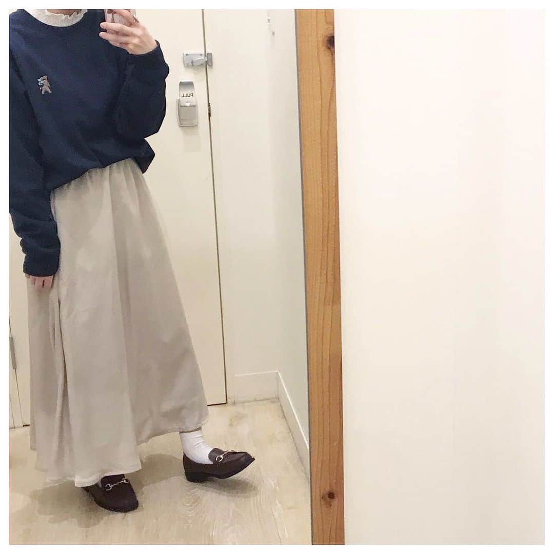 ジーンズメイトさんのインスタグラム写真 - (ジーンズメイトInstagram)「イオンモール四條畷店スタッフオススメのコーデをご紹介します💖 .  OUTDOOR 防シワポンチ刺繍トレーナー Price:¥3,000+tax Color:ネービー/ブラック/カーキ/ベージュ Size:M/L/XL ． ． FORTPOINTクローバー サテンギャザースカート Price:¥2,719+tax Color:ベージュ/ブラック Size:M/L ． ． FORTPOINTクローバー ハイネックレース切替ロンT Price:¥990+tax Color:オフホワイト/ブラック Size:M/L ． ． 防シワ加工されたOUTDOORのトレーナーはポンチ素材でサラッとした肌触りで着心地がとてもいいんです😊 刺繍のワンポイントがかわいいですよね💕 . ロングスカートは足首までの丈だけどサテン素材だからシルエットはスッキリ見えて、着回し度UP❣️ . . #jeansmate#ジーンズメイト#outdoor #防シワ#ワンポイント#刺繍#トレーナー#トレーナー女子#トレーナーコーデ#ロングスカート#マキシ丈#着回し#サテン素材#スタッフオススメ#アパレル#ファッション#イオンモール四條畷」2月1日 20時00分 - jeans_mate