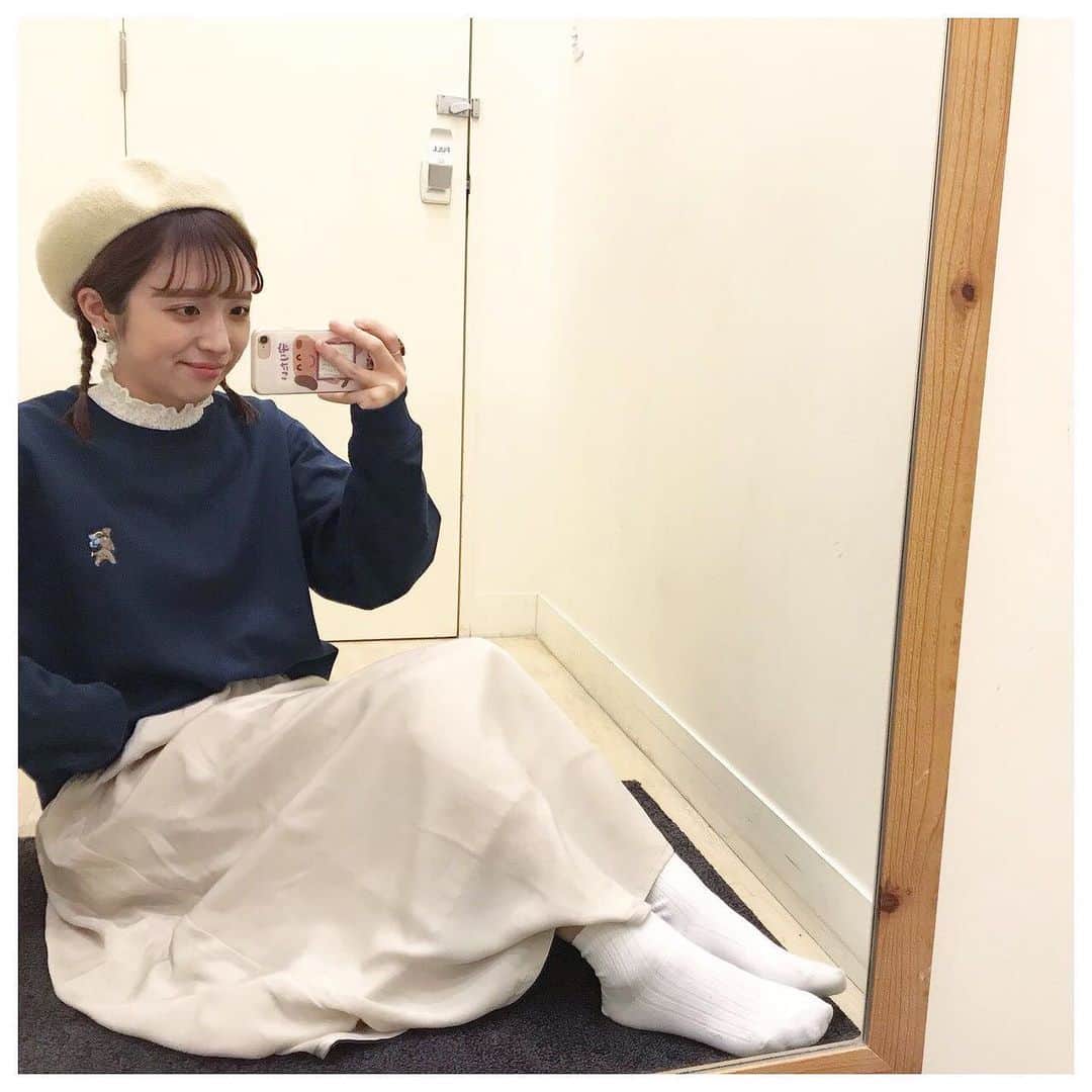 ジーンズメイトさんのインスタグラム写真 - (ジーンズメイトInstagram)「イオンモール四條畷店スタッフオススメのコーデをご紹介します💖 .  OUTDOOR 防シワポンチ刺繍トレーナー Price:¥3,000+tax Color:ネービー/ブラック/カーキ/ベージュ Size:M/L/XL ． ． FORTPOINTクローバー サテンギャザースカート Price:¥2,719+tax Color:ベージュ/ブラック Size:M/L ． ． FORTPOINTクローバー ハイネックレース切替ロンT Price:¥990+tax Color:オフホワイト/ブラック Size:M/L ． ． 防シワ加工されたOUTDOORのトレーナーはポンチ素材でサラッとした肌触りで着心地がとてもいいんです😊 刺繍のワンポイントがかわいいですよね💕 . ロングスカートは足首までの丈だけどサテン素材だからシルエットはスッキリ見えて、着回し度UP❣️ . . #jeansmate#ジーンズメイト#outdoor #防シワ#ワンポイント#刺繍#トレーナー#トレーナー女子#トレーナーコーデ#ロングスカート#マキシ丈#着回し#サテン素材#スタッフオススメ#アパレル#ファッション#イオンモール四條畷」2月1日 20時00分 - jeans_mate