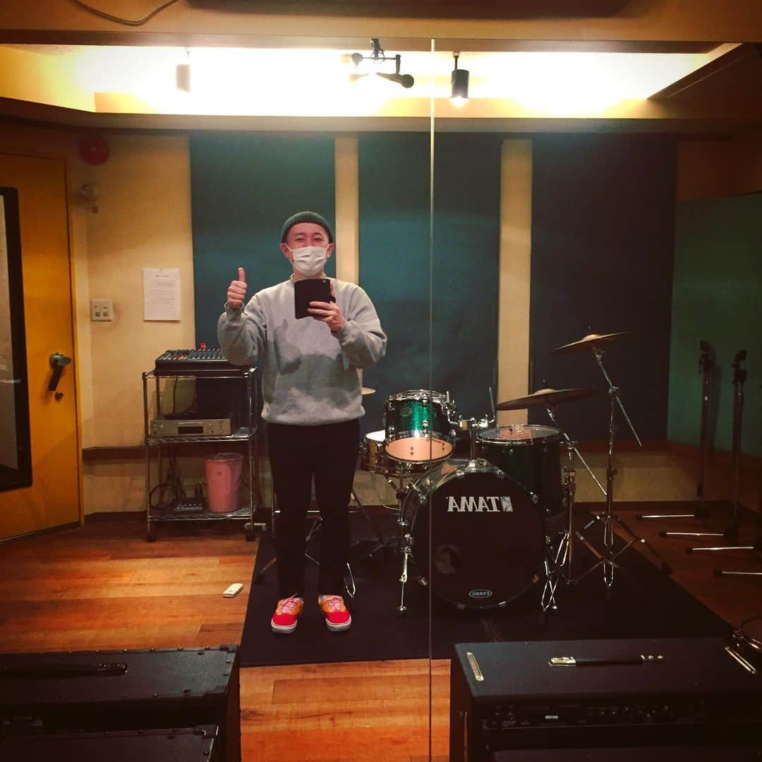 大岡源一郎のインスタグラム：「ライブが近いから個人練よ〜。 明日はバンドでリハーサルですね。 . ↓ . ーーーーー . 2021年2月6日（土）開場16:30 / 開演17:00 「新しい季節と物語の続き」 出演：LOST IN TIME . ■配信鑑賞チケット . https://lost-in-time.zaiko.io/_item/335335 . ーーーーー . #よかったら配信観てね」