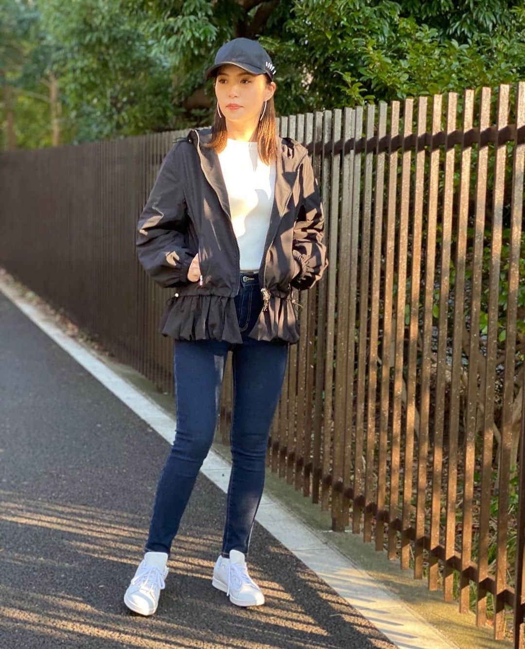 BORDERS at BALCONYのインスタグラム：「2021SSコレクションから先行発売中のこちらのショートブルゾンは、⁠⁠ 裾のギャザー部分とフードにコードストッパーがついていて、お好みのシルエットに調節できます！⁠⁠ ⁠⁠ ヒップが気になる方はフラットな状態でお召しいただくのがおすすめです。⁠⁠ しっかりしぼればタイトでスッキリした印象に！⁠⁠ ⁠⁠ ボリュームたっぷりのお袖もゴムが入っているので、扱いやすいのが嬉しいですね。⁠⁠ ウール素材で暖かなライナーは、ボタンで取り外しが可能になっています。⁠⁠ ⁠⁠ ⁠⁠ スタッフのmisakiはブラックの36sizeを着用。⁠⁠ 身長162cmでちょうどヒップが隠れる程度です！⁠⁠  This short blouson is on sale in advance from the 2021SS collection.  The gathered part of the hem and the hood have a cord stopper, so you can adjust the silhouette✨  If you don’t want to show your hip part, we recommend you make it flat! Also you look clean and nice when you make gather!  Lovely volumed sleeves are easy to handle because we put runners on cuff!   The warm inner part is removable.  Our member Misaki is wearing it on this picture, black color/ size36. Her heights is 162cm, and the length of blouson is like she could cover her hip.」