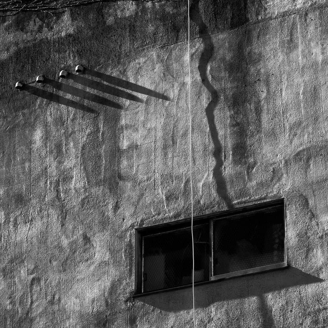 naotakeのインスタグラム：「斜光 - Slanting rays / X-T2 & Snapseed, 20210202 . . 延長戦に備えてYouTubeでバーチャル旅気分。 . . #spicollective #royalsnappingartists #infamous_family #rsa_main #infinity_photo_cult #jp_gallery_member #jp_gallery_bnw #trb_bnw #wp_bnw  #bnw_life #bnwlife_member #bnw_life_shots #bnw_captures #world_bnw #top_bnw #team_jp_ #team_jp_モノクロ #ig_energy_bw #ig_nihon #streetphotographybnw #igersjp #blackandwhite #bnw #bnwphoto #monochrome #bw #bnwphotography #今日もx日和 #fujifilm_xseries」