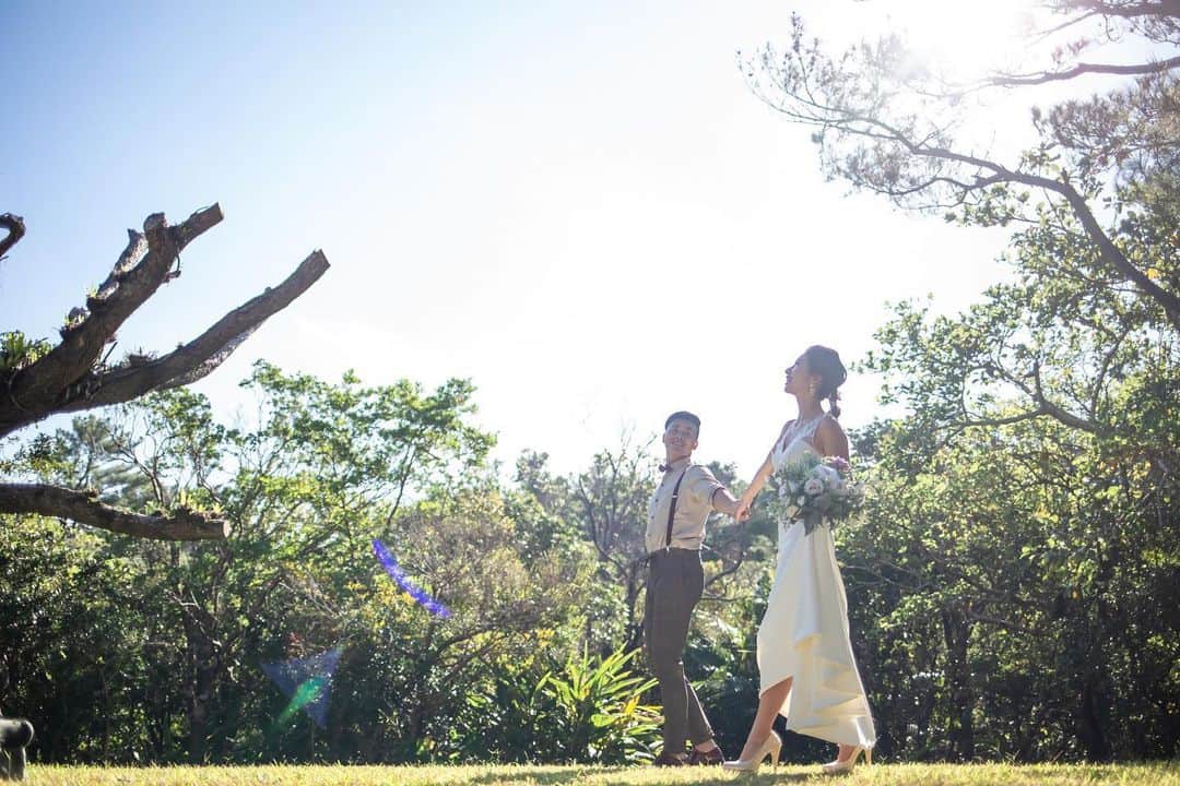 H.I.S. ウェディング（エイチ・アイ・エス）さんのインスタグラム写真 - (H.I.S. ウェディング（エイチ・アイ・エス）Instagram)「≪🌸本日の花嫁🌸≫ . ロケーションフォト🌳🍃  幸せをかみしめる瞬間💗 一瞬の表情も見逃さずカメラをきります📸✨  ーWEDDINGー Wedding at  イルドレ Time 17:30 Plan ヒトトキ　 Photografer ラヴィファクトリーKETA @okinawa_laviephotography @ke_ta.photography  Place #仲泊ビーチ #ビオスの丘 Bride:@r.c_wedding  アンケートにご協力くださいました新郎新婦様、 誠にありがとうございました🙌🌟  ──────────────────── 挙式を終えられた新郎新婦さまの加工なしのリアルなお写真です🥰  式場選びのご参考にされてみてくださいね🕊 ────────────────────  . ⭐️〜お得情報〜⭐️ [初夢フェア開催中🌈]  人気の沖縄や国内を中心に2021年の挙式がお得に❗️  🆕国内前撮りや、軽井沢、北海道をはじめ全国の国内挙式もお得にできるプランをご用意しています🌼💗  詳しくは、TOPのプロフィールよりホームページをご覧ください🖥 @his_wedding  . . ‥‥‥‥‥‥‥‥‥‥‥‥‥‥‥‥‥‥‥‥‥‥‥‥‥‥‥‥‥‥‥‥ . ▶︎ハッシュタグのあとに「チャペル名his」 で検索してみてね！ HISの先輩花嫁のお写真が見られるよ🕊 . . ▶︎みなさんのご質問にお答えします♡ 『海外挙式ってどんな感じ？』 『予算は？』 『準備期間は？』 『まずどうしたらいいの？』 など、疑問や質問があればコメント欄に入れてね😉❣️ お答えしていくよ♪ . ▶︎HISで挙式をされた花嫁さんは　#his卒花  とハッシュタグを入れてね！ こちらで紹介してもいいよ、という方はDMお待ちしてます♪ . ──────────────────── #hisウェディング #沖縄ウェディング  #リゾート婚 #リゾート挙式 #リゾートウェディング #結婚式準備 #プレプレ花嫁 #幸せバトン #日本中のプレ花嫁さんと繋がりたい #沖縄花嫁 #沖縄結婚式 #2021春婚 #2021秋婚 #プロポーズ #理想の結婚式  #his花嫁 #沖縄挙式準備 #撮影ポーズ #沖縄好きな人とつながりたい #式場探し出し中 #沖縄ウェディングフォト#リゾ婚 #フォトスポット #イルドレhis #緑　#沖縄ウエディング #沖縄挙式」2月1日 20時07分 - his_wedding