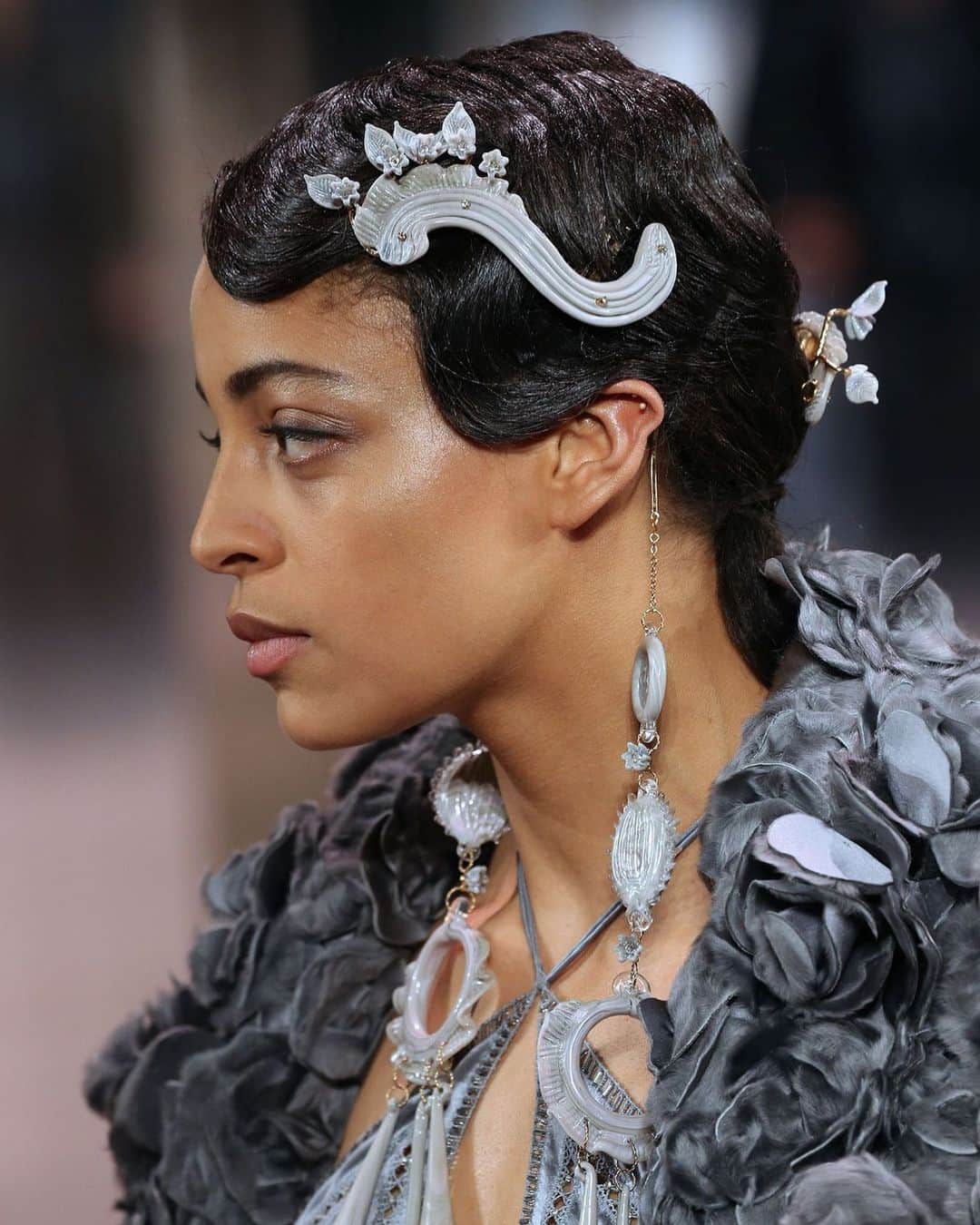 のインスタグラム：「A distinct moment from the show. The impeccably hand-crafted detailing of Kesewa Aboah’s #FendiCouture Spring Summer 2021 look exudes timeless romance, capturing the spirit of @MrKimJones’ debut show.  Artistic Director of Couture and Womenswear Collections: @MrKimJones Artistic Director of Accessories and Menswear Collections: @SilviaVenturiniFendi Jewellery Creative Director: @delfinadelettrez  Model: @kesewa.aboah」