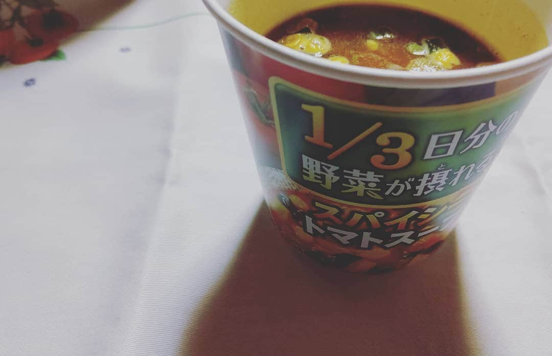 山本しろうのインスタグラム：「トマトはやっぱり1/3日分の野菜が摂れるスパイシートマトスープにかぎる #二日で一トマト #丸美屋  #スパイシー #トマトスープ #トマト #トマト！！」