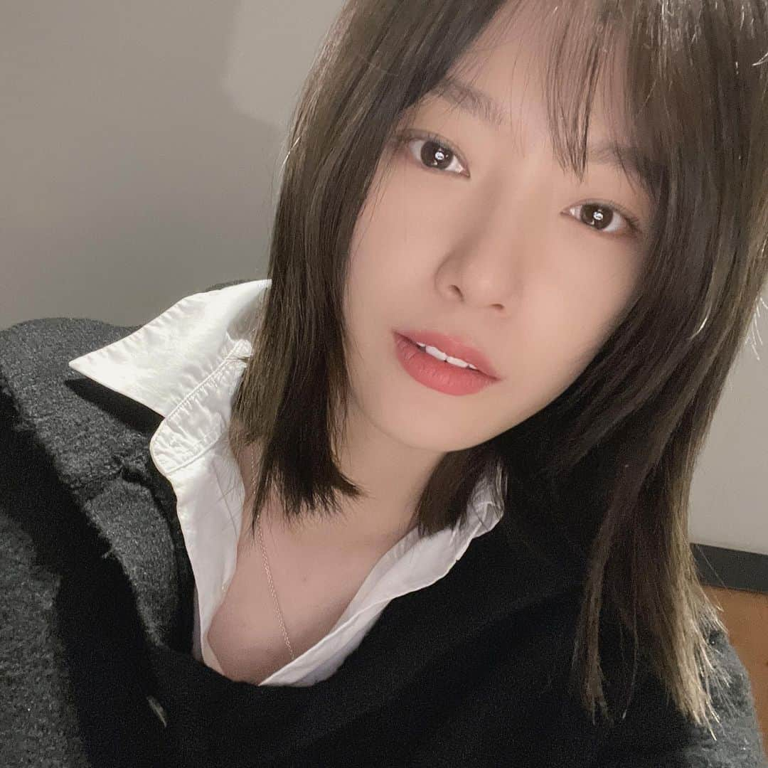 ナリ のインスタグラム：「이제..셀카..못찍겠다🥲#거지존」